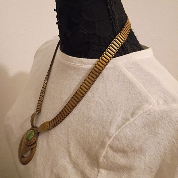 Source Unknown Gold Necklace with Green Accent - Picture 4 of 4